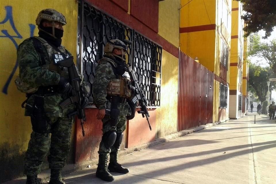 Elementos de la Policía Federal y el Ejército realizan un operativo, en la Colonia Los Picos, en la Delegación Iztacalco.
