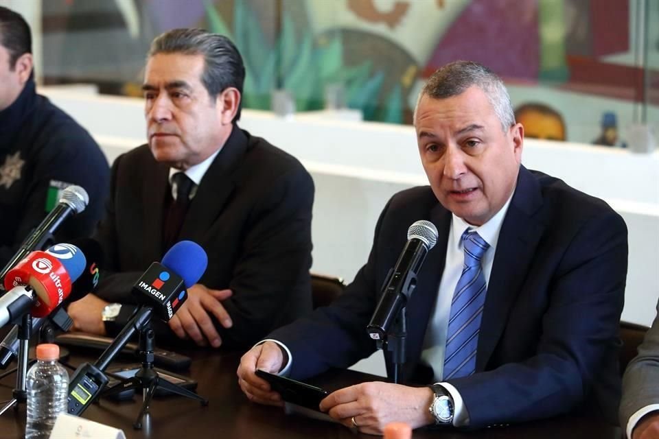 Diódoro Carrasco, Secretario General de Gobierno, y el Fiscal Víctor Carrancá en conferencia de prensa en Casa Aguayo.