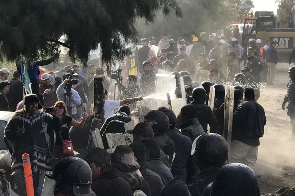 Opositores a la construccin de un acueducto han resistido desde las 7:00 horas un intento de desalojo de policas de Mexicali.