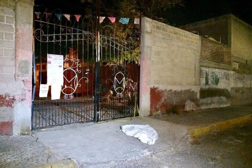 El cuerpo de una mujer fue arrojado desde un vehculo en movimiento frente a una iglesia de la Colonia Campestre Aragn, en Nezahualcyotl.