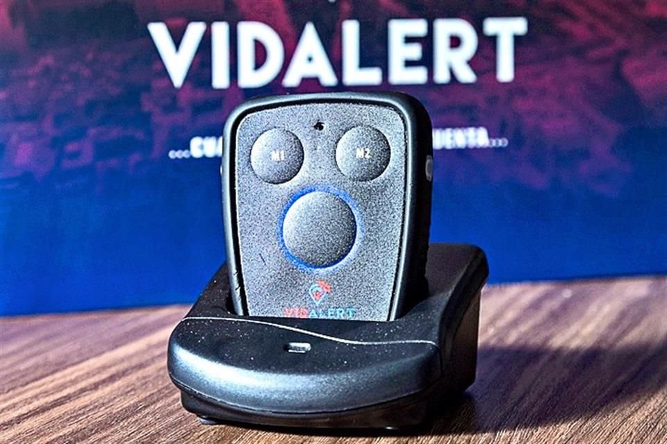 Cuando se contrata el servicio, la empresa entrega un pequeño dispositivo, que al momento de una emergencia, sólo habrá que apretar un botón que comunicará con el call center de Vidalert.