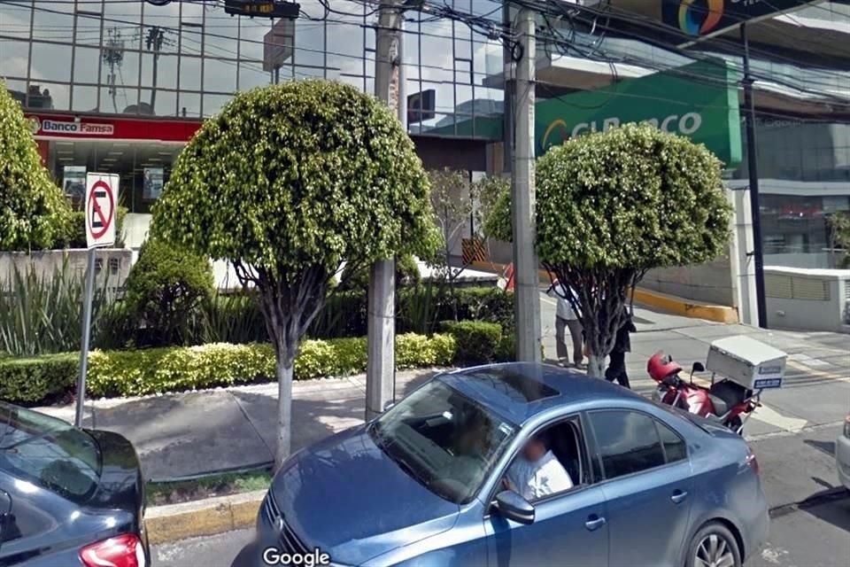 Tres individuos amagaron a los trabajadores de un banco en Lomas de Chapultepec y se llevaron dinero de la bveda y de un cajero automtico.