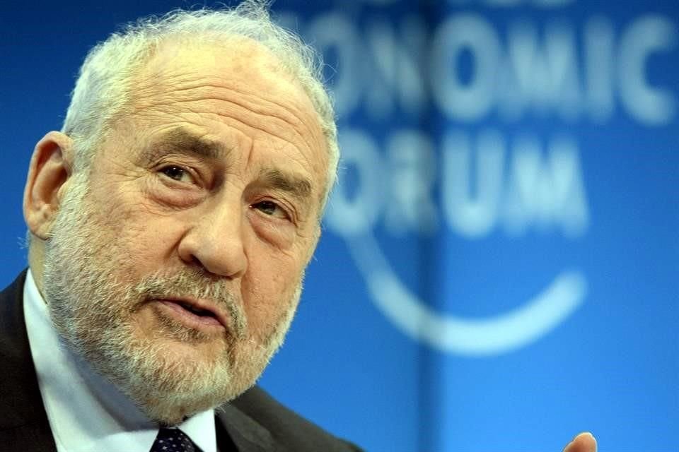 Joseph E. Stiglitz, premio Nobel de Economía, afirmó que 'matar la economía elevando las tasas de interés no resolverá la inflación en ningún momento'.