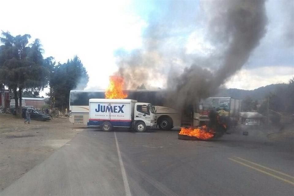 Maestros de Michoacán se han enfrentado con la Policía y quemado al menos tres unidades de empresas privadas en el transcurso de este miércoles.