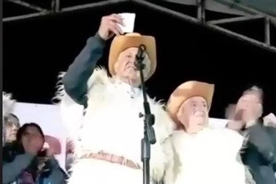 En el templete, el tabasqueño incluso bromeó sobre Manuel Velasco, 'El Güero, Gobernador de Chiapas.