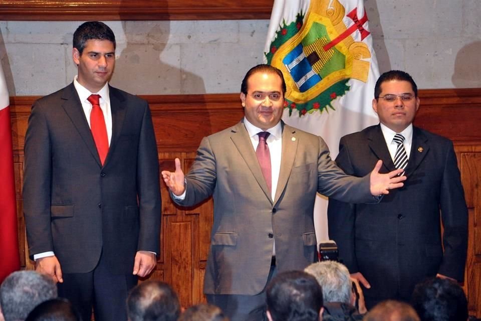 Antonio Tarek Abdala (de corbata roja) es diputado del PRI y fue Tesorero de Veracruz en el Gobierno de Javier Duarte (al centro).