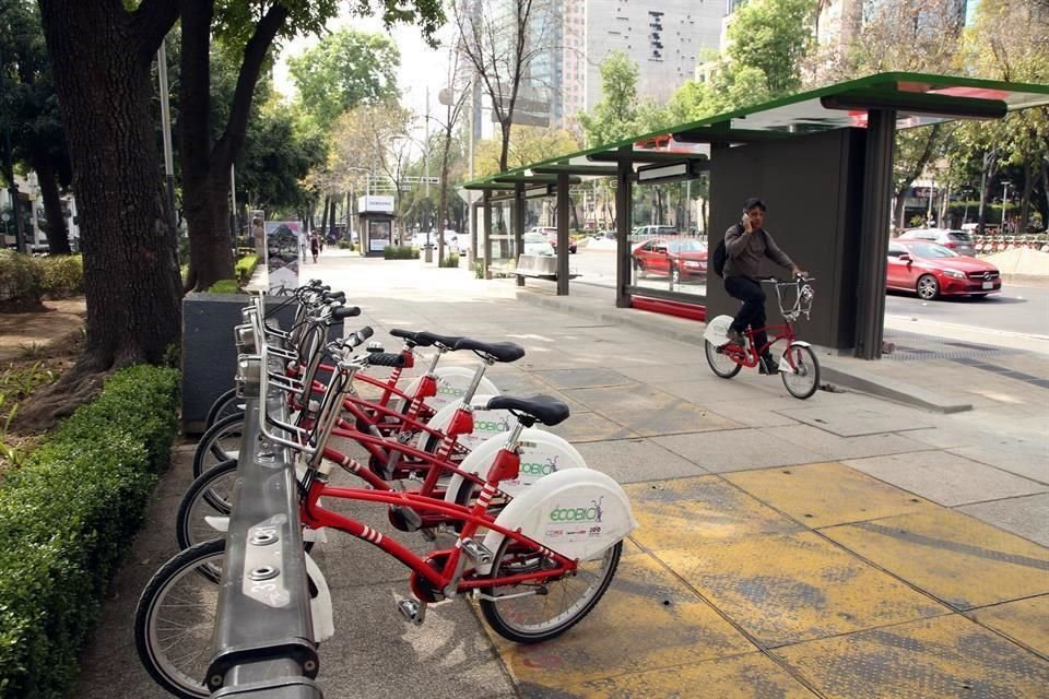 Estaciones de Ecobici situadas sobre los camellones de Paseo de la Reforma han sido reubicadas para acoplarse con los parabuses de la Línea 7 del Metrobús.