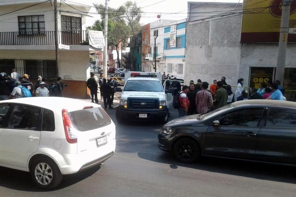 Paramédicos del ERUM y policías del Sector Tacuba acudieron al lugar tras el reporte de una persona lesionada.