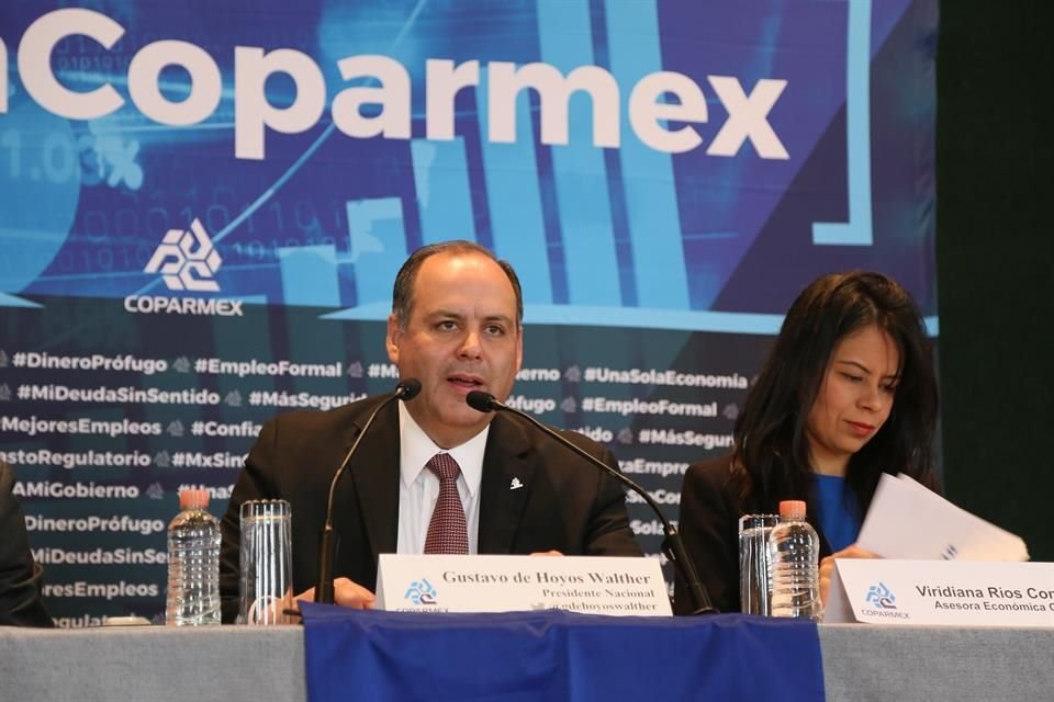 Gustavo de Hoyos, presidente de Coparmex, hizo un llamado al Presidente Enrique Peña Nieto y a la Secretaria de Hacienda para que emitan un decreto con estímulos fiscales para las empresas.
