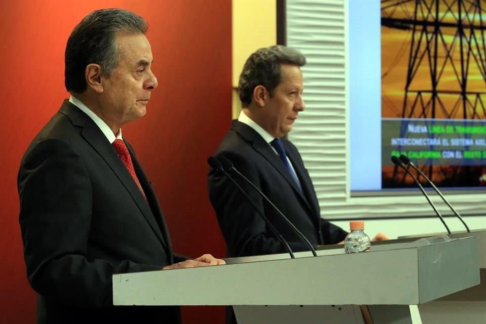 Eduardo Snchez ,vocero de la Presidencia (derecha), dio una conferencia de prensa junto con Pedro Joaqun Coldwell, Secretario de Energa.