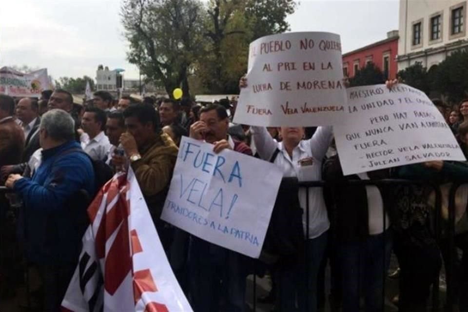 Durante el mitin de precampaa encabezado por el aspirante presidencial en la capital del estado, morenistas exhibieron pancartas de rechazo a los priistas.