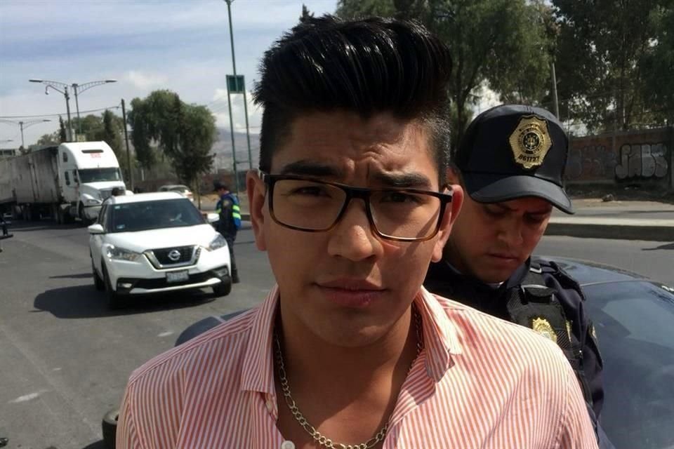 Jos Abraham, de 24 aos de edad, hijo del Sptimo Regidor de Tlalmanalco, Estado de Mxico, fue detenido en Tlhuac con una pistola y 230 mil pesos en efectivo.