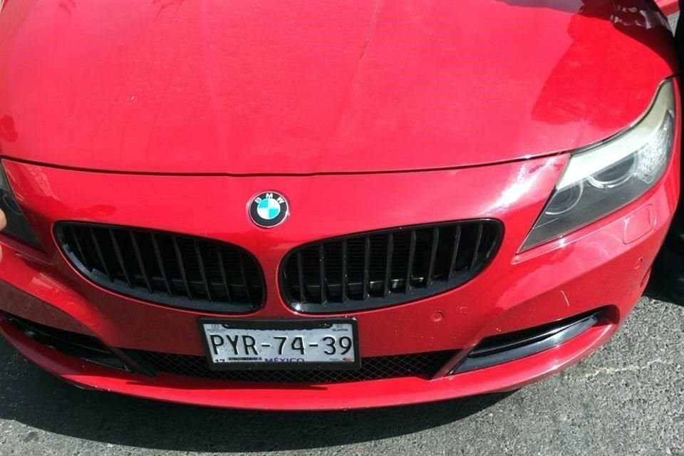 El joven conduca un BMW rojo, con placas PYR743 y vidrios polarizados, cuando sobre Eje 10 Sur y Toltecas fue detenido para una revisin.