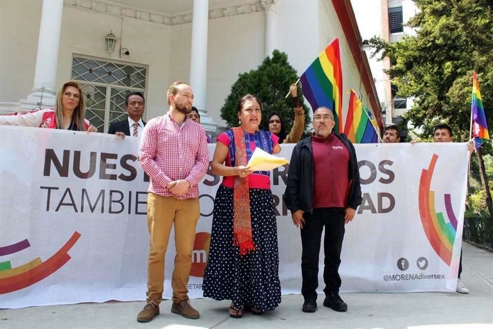 Integrantes de la Secretara de la Diversidad Sexual de Morena y activistas entregaron esta tarde el documento en las oficinas del partido en la Colonia Roma.