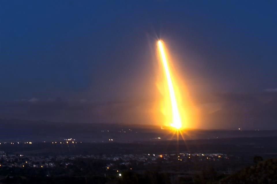El cohete Space X Falcon 9 fue lanzado hoy con éxito desde la base militar aérea de Vanderberg en California, después de varios retrasos por condiciones climatológicas.