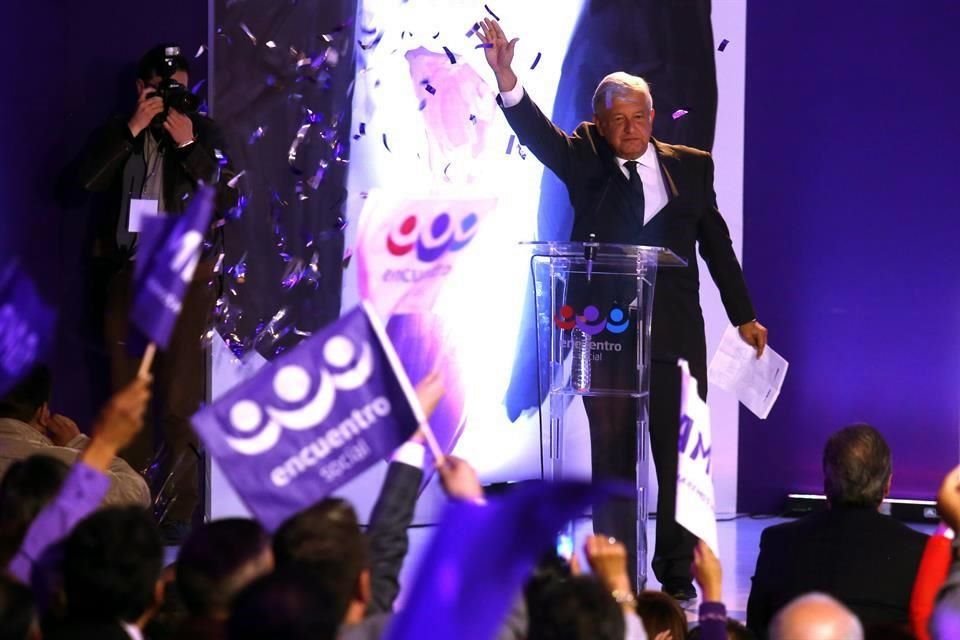 Al rendir protesta como candidato a la Presidencia de Encuentro Social, Andrs Manuel Lpez Obrador propuso la creacin de una 'constitucin moral'.