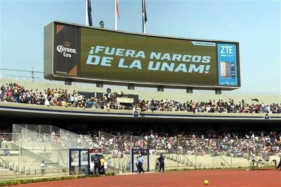En el mediotiempo del partido, un mensaje contra la venta de drogas en la UNAM fue transmitido en la pantalla del Estadio Universitario.