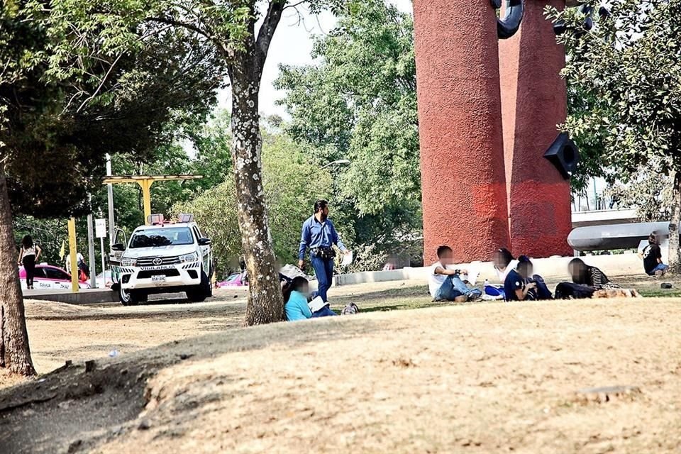 EN SUS NARICES. Justo en la base de la escultura 'T y Yo', de Mathas Goeritz, y frente a un vehculo de Vigilancia UNAM se adquiri la droga.
