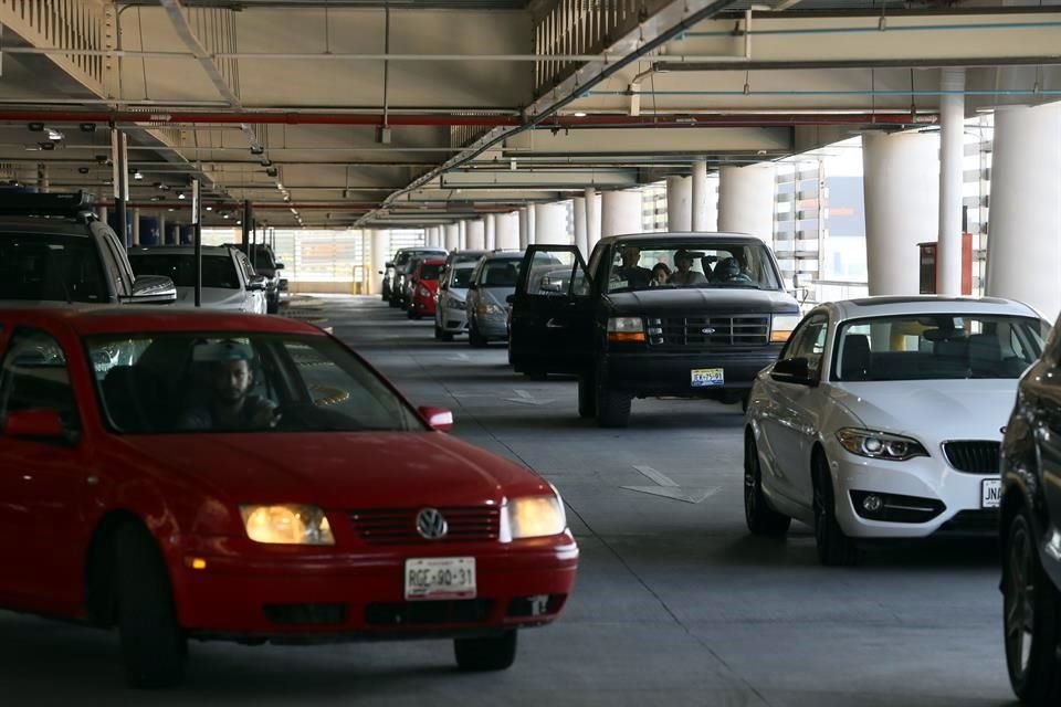 En algunos estacionamientos se han tenido que suspender las labores de algunos trabajadores.