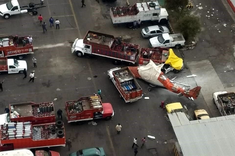 Un helicptero cay sobre un auto durante el despegue dentro de la empresa Gasomtico, en Tlalnepantla; resultaron heridas tres personas.