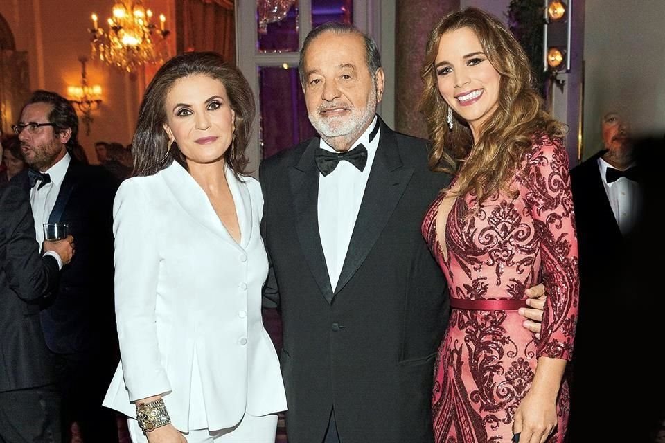 Carmen Reviriego otorga a Carlos Slim Helú el Premio Iberoamericano de Mecenazgo, galardón que impulsa Ingrid Yrivarren.