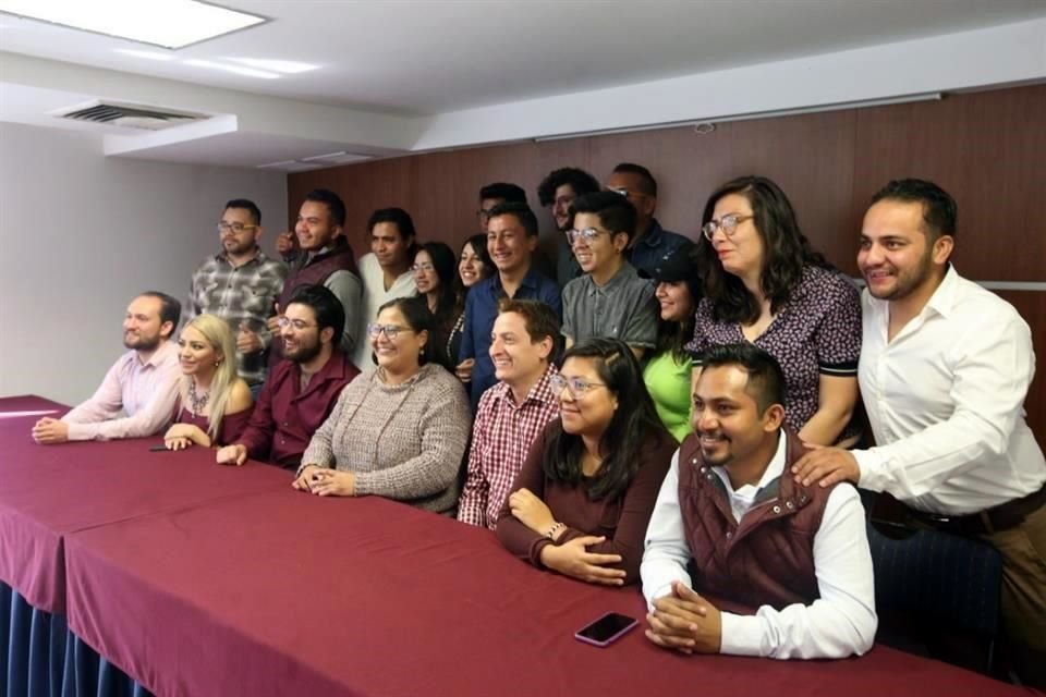 Cerca de mil 200 jvenes afiliados a su agrupacin, la mayora de la Ciudad, renunciarn al PRD para crear redes de sensibilizacin y vinculacin ciudadana y de defensa del voto en Morena.