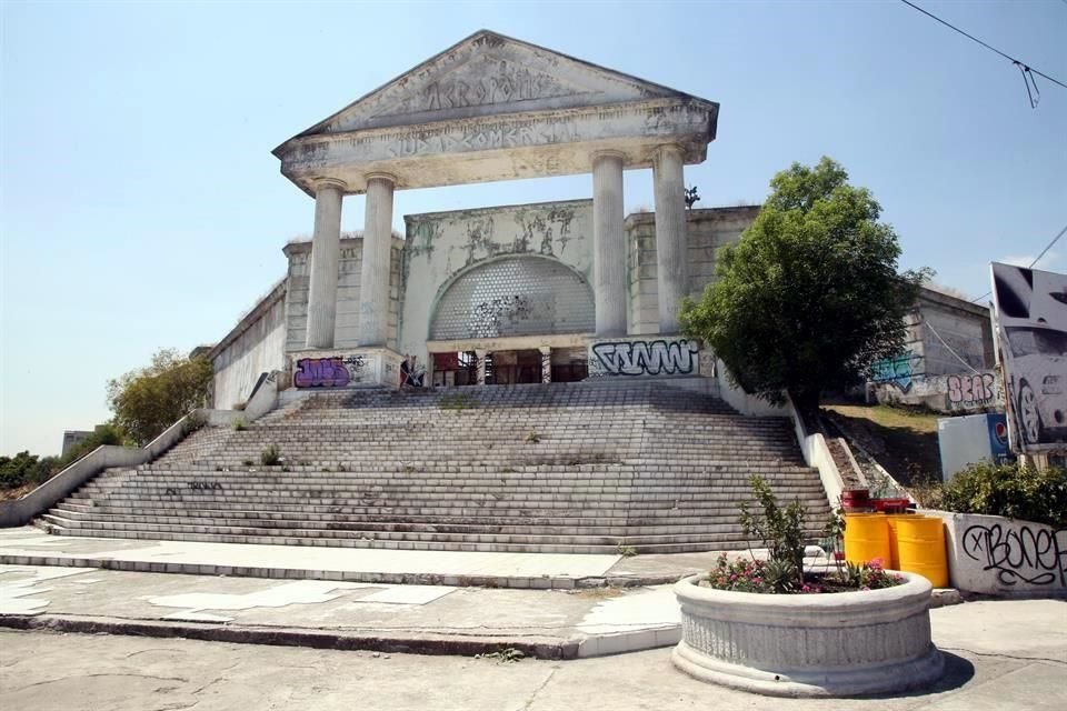 La plaza quera recordar construcciones griegas clsicas, pero ahora se convirti en verdaderas ruinas.