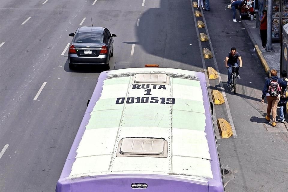Transportistas disfrazan unidades viejas y contaminantes como camiones ecológicos en el Corredor Chapultepec-Tacuba-Pantitlán-Santa Martha.