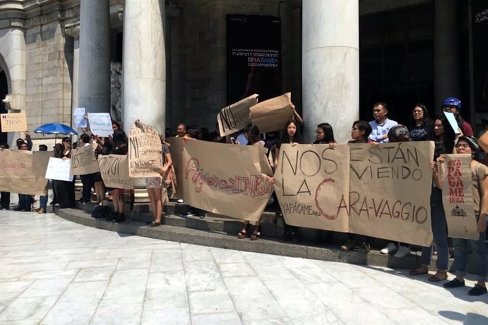 Antes del mediodía, trabajadores del Capítulo 3000 retomaron la protesta que iniciaron la noche de ayer frente al Palacio de Bellas Artes para exigir una respuesta de Lidia Camacho, titular del INBA.