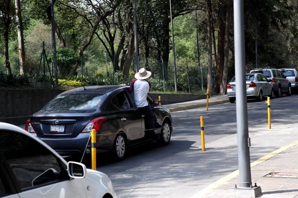 En algunos casos, el franelero entra al vehículo y viaja en el asiento del copiloto, en tanto llegan a Circuito Gandhi o las calles de Polanco.