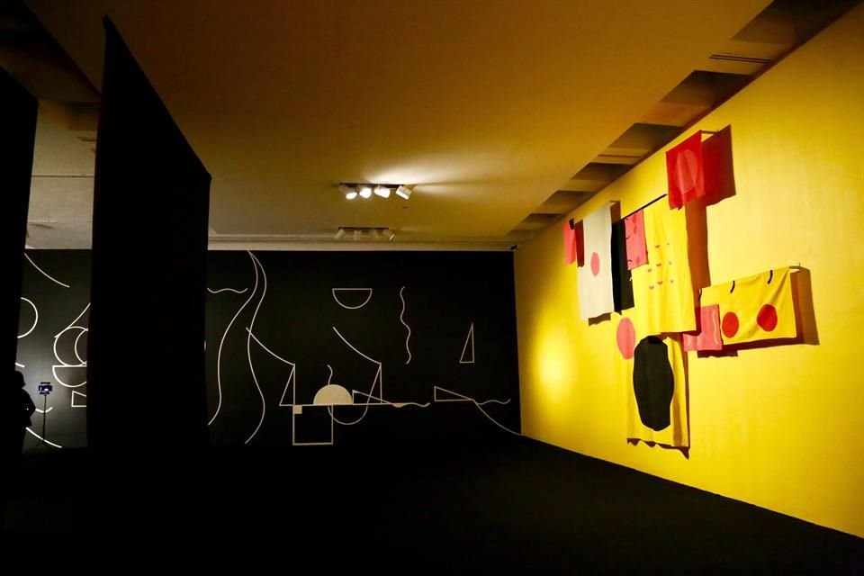 En 'Monolito', Leo Marz crea una instalación gráfica con formas abstractas, que remite al Suprematismo, movimiento de vanguardia en el que la pintura unificaba el espacio.