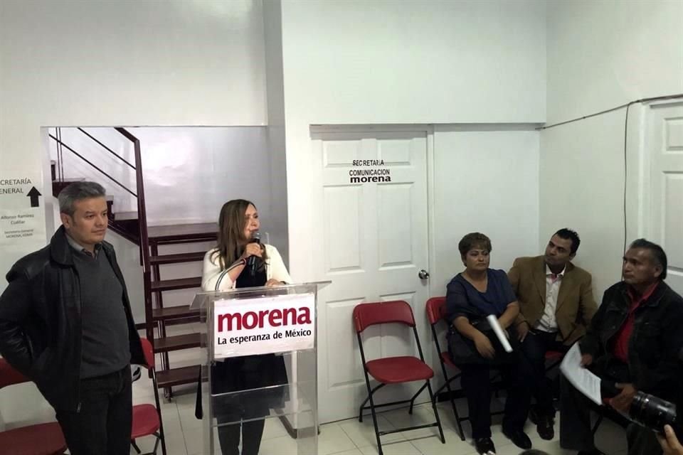 Acompaados por Mara Rojo, candidata de Morena a la Alcalda de Coyoacn, ayer trabajadores de esa Delegacin denunciaron que son acosados para votar por el PRD.