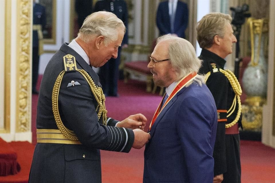 Gibb fue condecorado por el Príncipe Carlos.