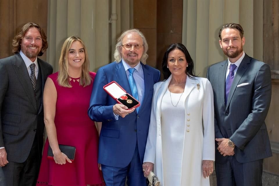 Barry Gibb junto a su esposa Linda y sus hijos Michael, Alexandra y Ashley.