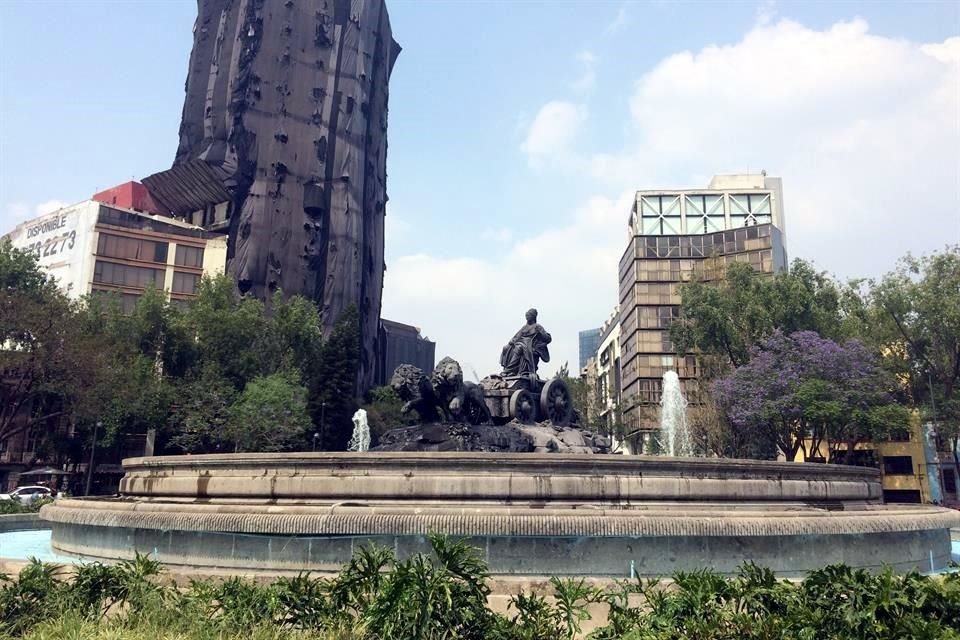 La Fuente de Cibeles es una réplica de la que se encuentra en Madrid, colocada en la década de los 80 como símbolo de unión con España