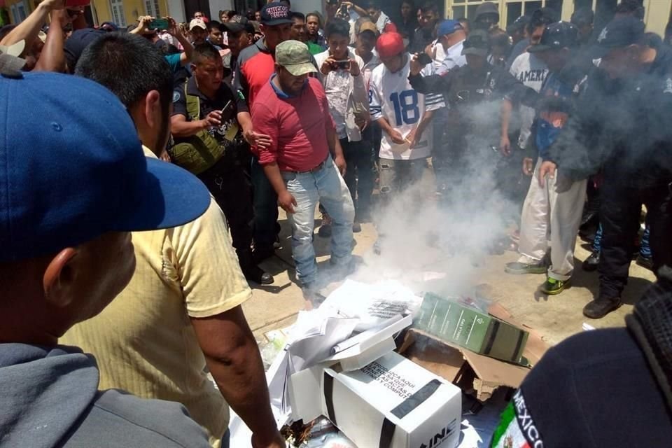 Los sujetos arribaron de forma agresiva a la casilla 0381, ubicada en la Escuela Primaria Jos Mara Morelos y Pavn, para tomar el material electoral.