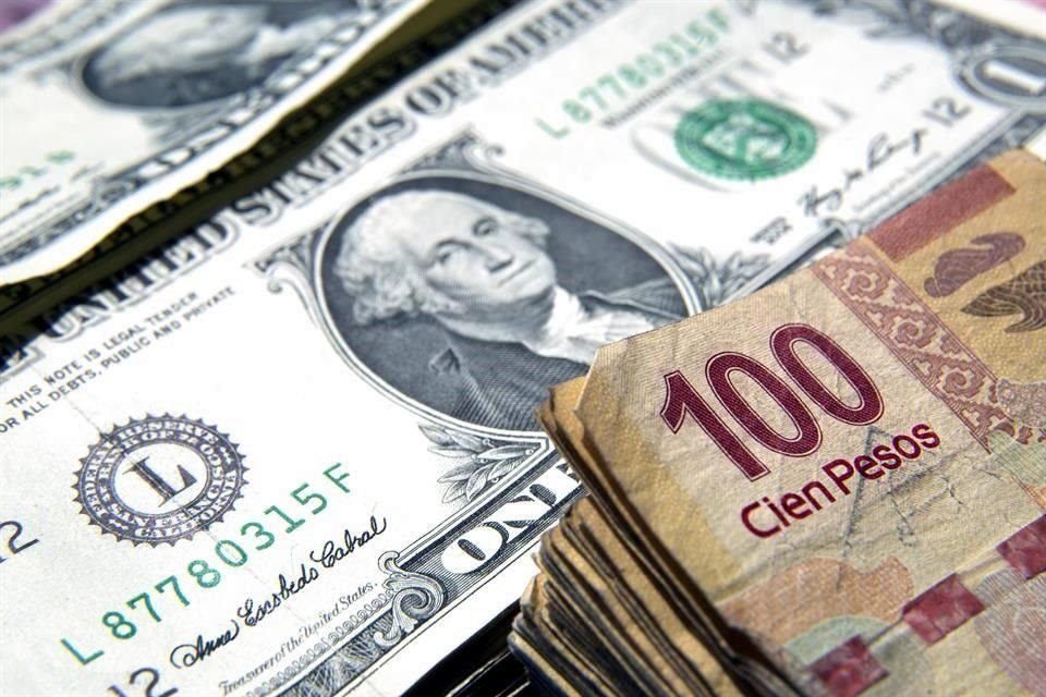 Al mayoreo, la divisa estadounidense perdió 5.35 centavos en la jornada, para venderse a 19.3855 pesos.