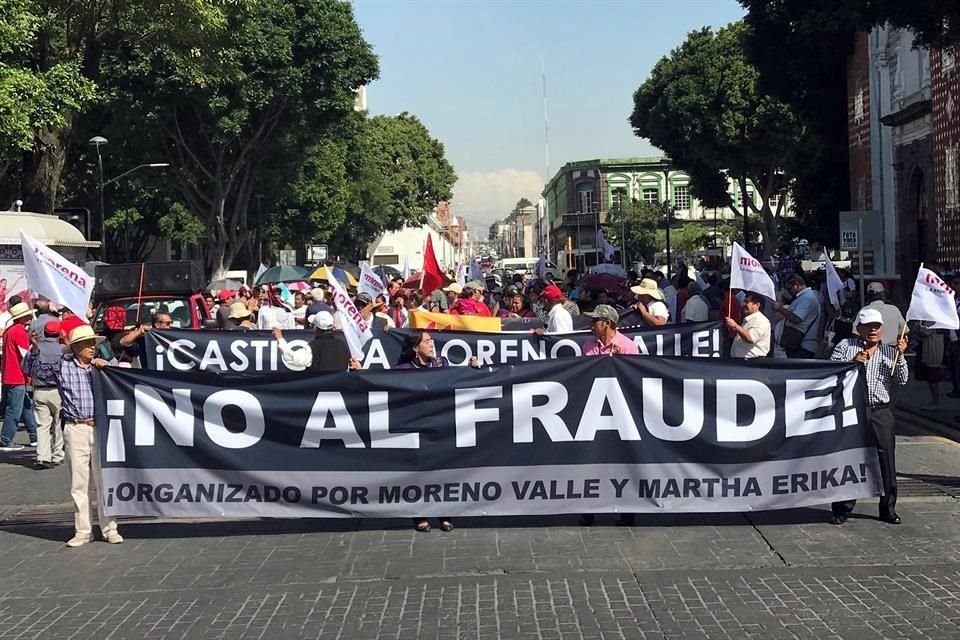 El contingente se reunió en El Gallito, en el Paseo Bravo, para recorrer más de 500 metros al Zócalo con consignas como '¡Fuera Moreno Valle!' y '¡No al fraude, no al fraude!'.