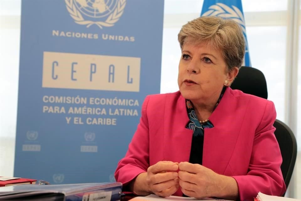 Bióloga por la UNAM y con Maestría en Administración en Harvard, Alicia Bárcena está al frente de la Comisión Económica para América Latina (Cepal) desde 2008.