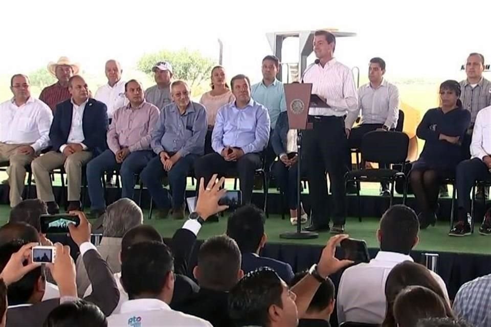 El Presidente visit este lunes Guanajuato para entregar obras viales y una base militar.