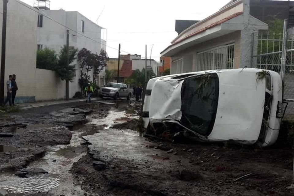 Inundaciones y daos materiales dejaron las lluvias que azotaron entre anoche y esta madrugada en el norte de Morelia, Michoacn.