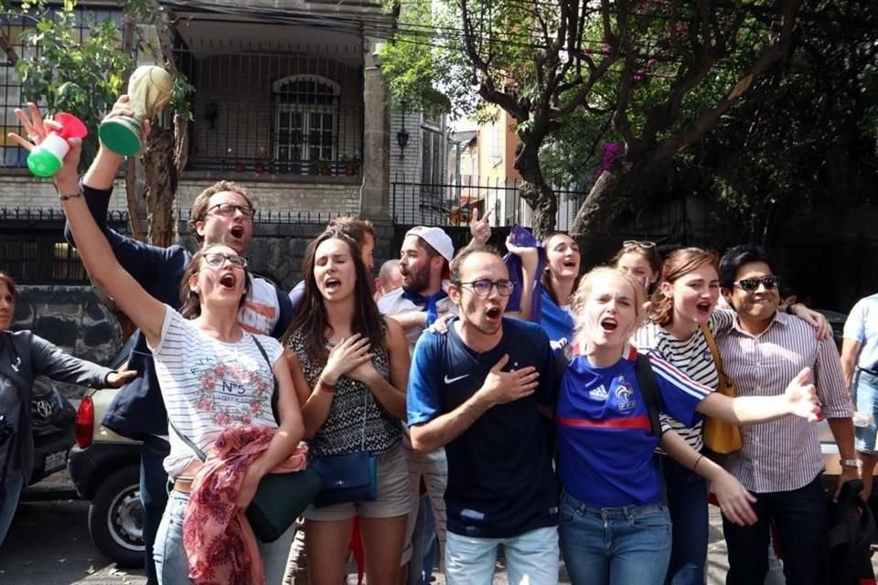 Con rplicas de la Copa Mundial y con cervezas en mano, los galos pidieron al tabasqueo que saliera a tomarse una foto con ellos.