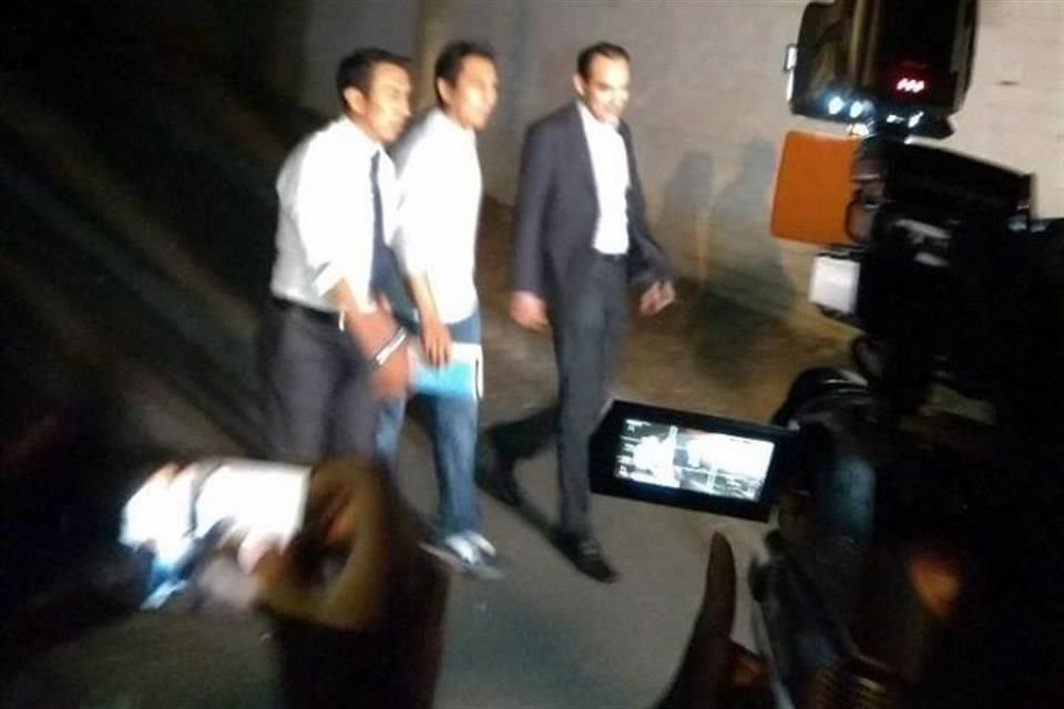 El médico Luis Alberto Pérez Méndez (centro) fue liberado este jueves, tras la resolución del Tribunal local.