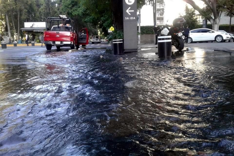La ruptura de un tubo del sistema hidráulico que pasa debajo del asfalto provocó una inundación en Horacio y Platón, en Polanco.