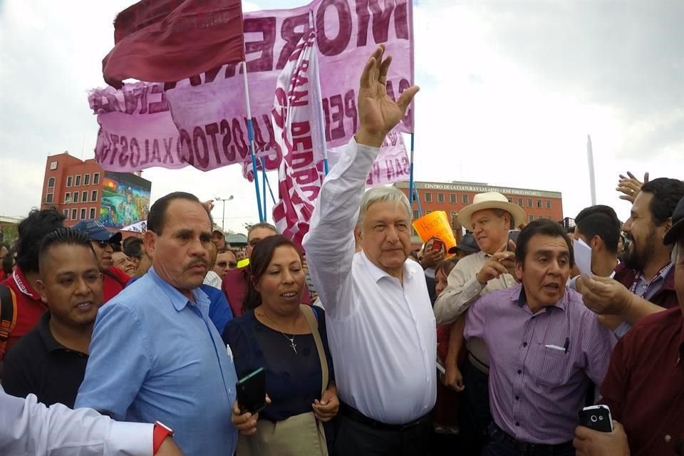 Los asistentes al mitin en Tlalnepantla cobijaron a AMLO con abrazos, besos y saludos, mientras coreaban a gritos '¡Presidente! ¡Presidente!'.