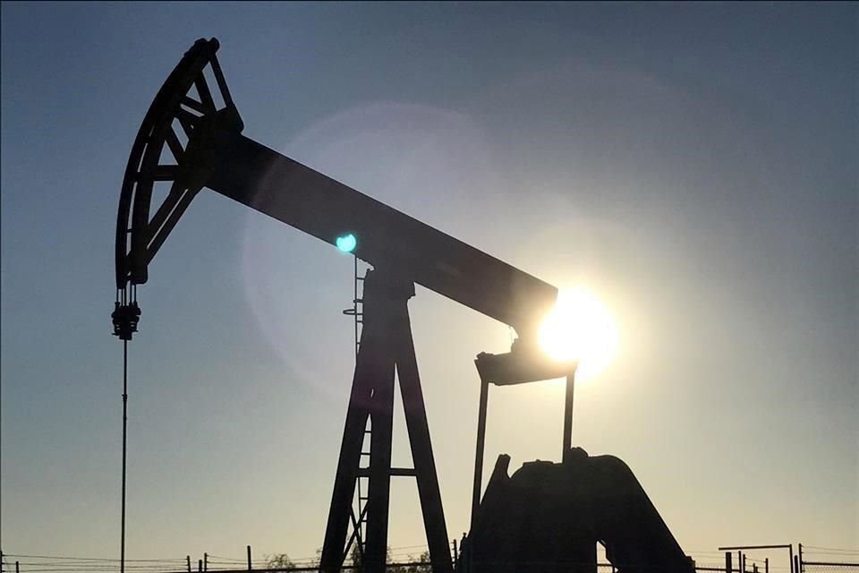 De acuerdo con la CNH, la inversión asociada a los 12 campos asciende a 6 mil 432 millones de dólares y la producción acumulada sumará alrededor de 235 mil barriles de petróleo.