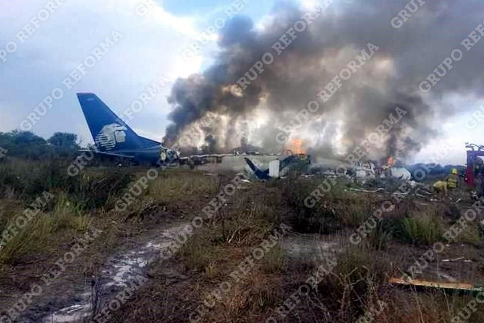 Un aeronave modelo Embraer-190 de Aeromxico se desplom luego de despegar del Aeropuerto de Durango; se desconocen cifras de heridos.