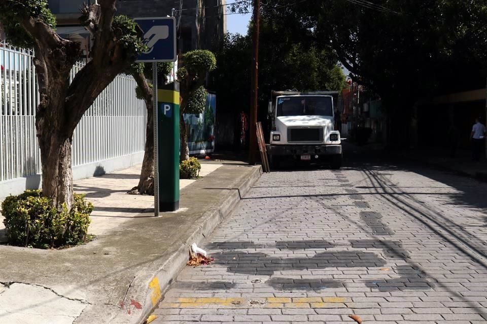 En un tramo de 220 metros de la calle Camelia fueron borrados con pintura negra siete cajones para estacionar automviles, controlados por el programa Ecoparq.