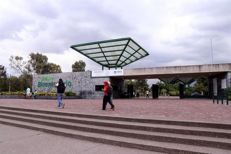 La entrada del complejo est por la Avenida 5 de mayo, frente a la estacin Refinera del Metro.