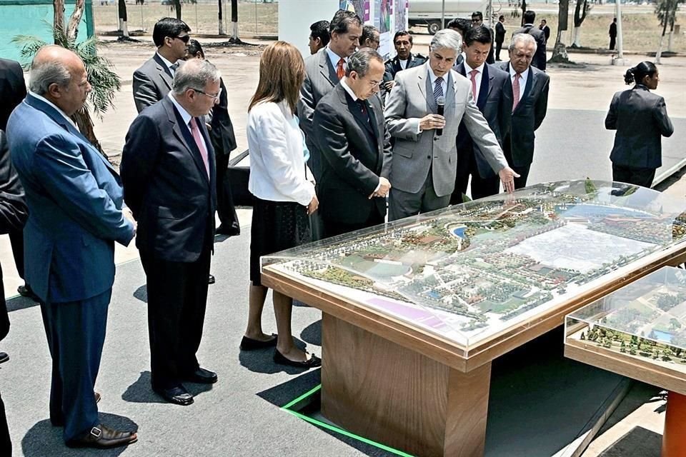 En 2009, Calderón acudió a la presentación del proyecto del Parque Bicentenario, donde estuvieron el entonces director de Pemex, Jesús Reyes Heroles, y el líder petrolero, Carlos Romero Deschamps.